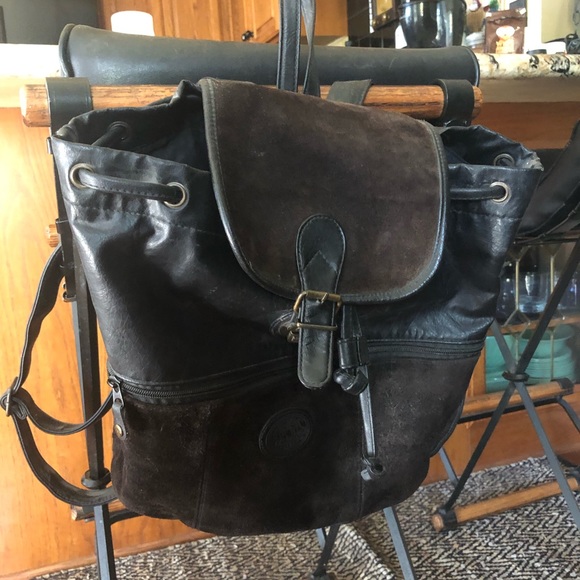 Leather and suede black backpack medium size barely used clasp closure two strap - Picture 3 of 7
